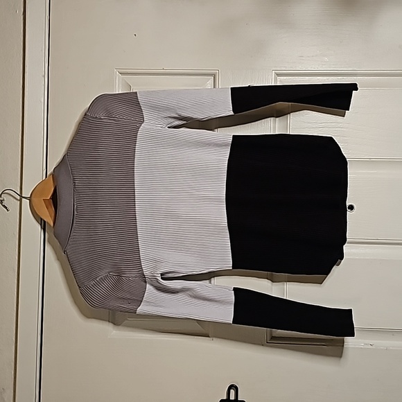 No Boundaries Sweater Size L (11/13) Crate A - Picture 2 of 7